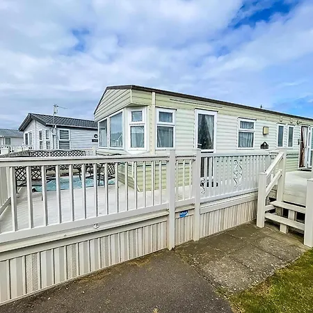 Lovely Caravan For Hire With Large Decking Area In Hunstanton Ref 23218K Exterior photo