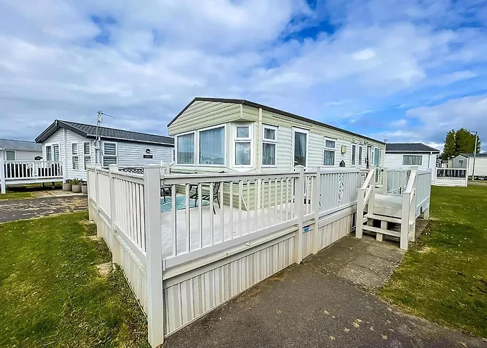 Lovely Caravan For Hire With Large Decking Area In Hunstanton Ref 23218K